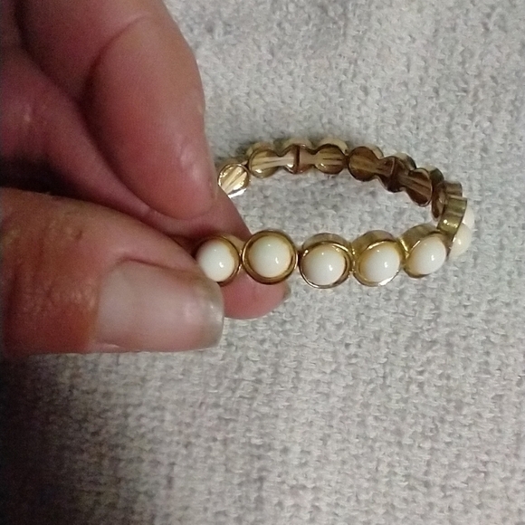 Goldtone white stretch bracelet - Picture 1 of 3